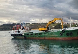 La draga Punta Galea llegando al puerto de San Vicente de la Barquera.