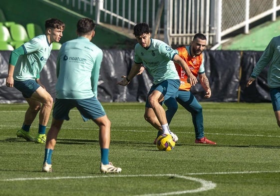 Meseguer conduce el balón, rodeado de compañeros, en una sesión en los Campos de Sport.