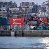 Contenedores apilados en el recinto del Puerto de Santander, el pasado febrero.