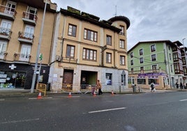 Edificio vallado del antiguo Hostal La Torre en Unquera.