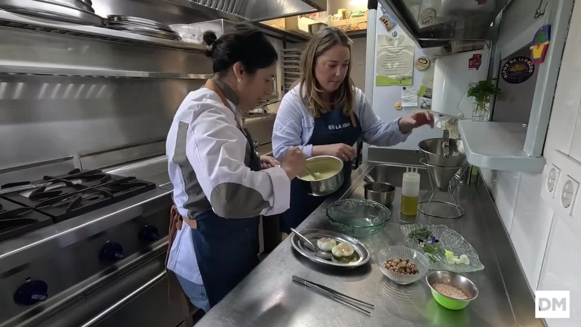 Huevo poché sobre puré de patata Robuchon y crema de boletus