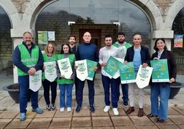 El alcalde, Julio Arranz, y el concejal de Servicios, Javier Conde, junto a los técnicos de Ecovidrio.