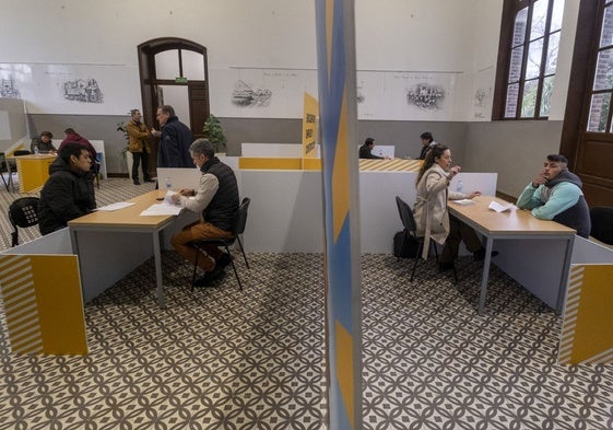 Una de las tandas de candidatos que pasó por los puestos colocados ayer en las antiguas escuelas de Solvay para las entrevistas.