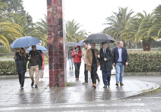 Las autoridades en su visita al parque de los Tres Laredos.