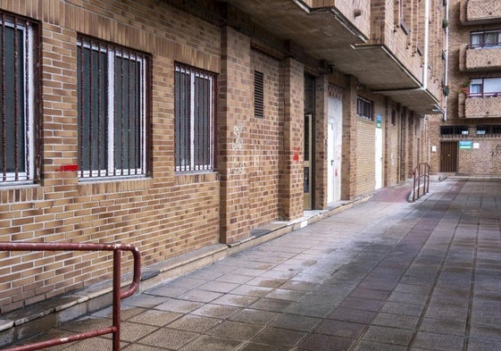 Los bajos de José María de Cossío (Cazoña) que se transformarán en viviendas sociales.