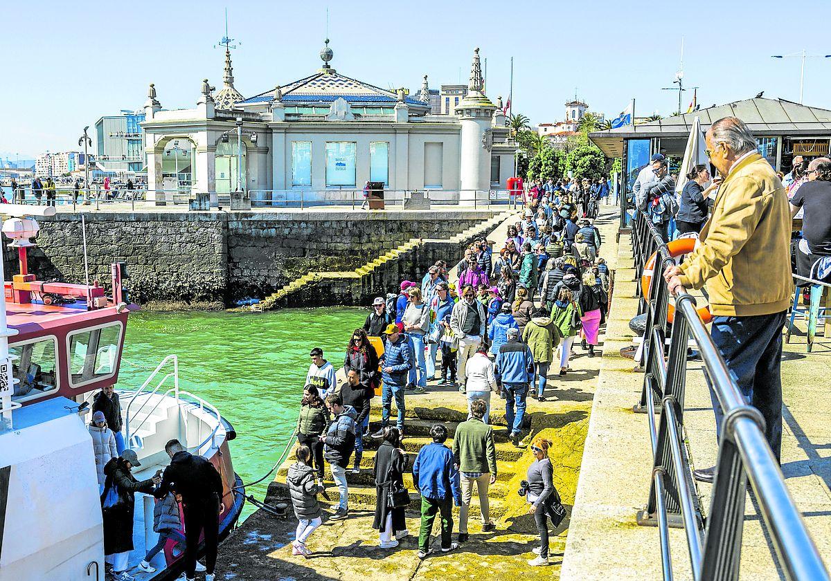 Colas en Los Reginas para embarcar en las lanchas durante Semana Santa.