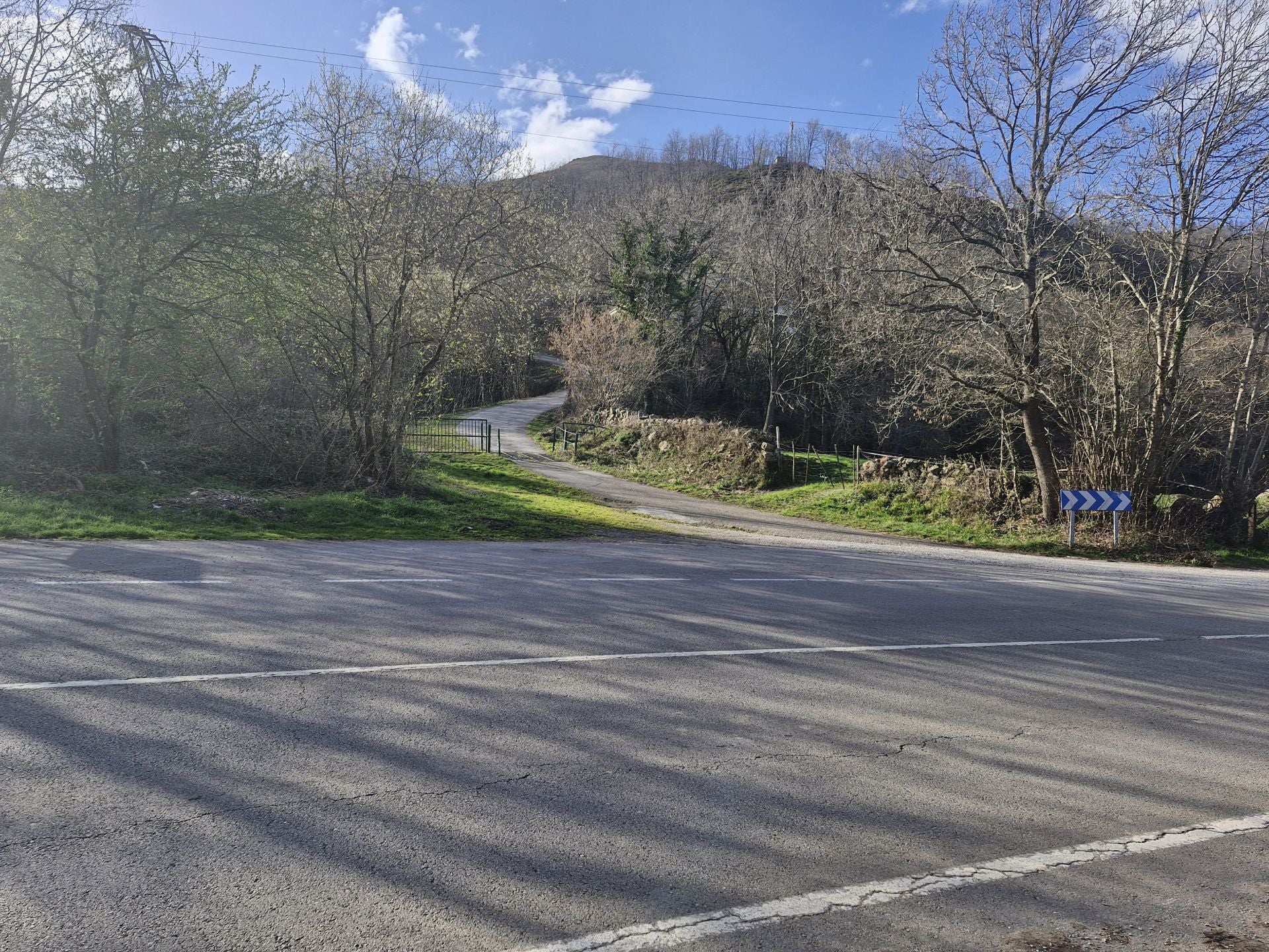 El comienzo de la ruta está al final de Renedo, junto a la carretera.