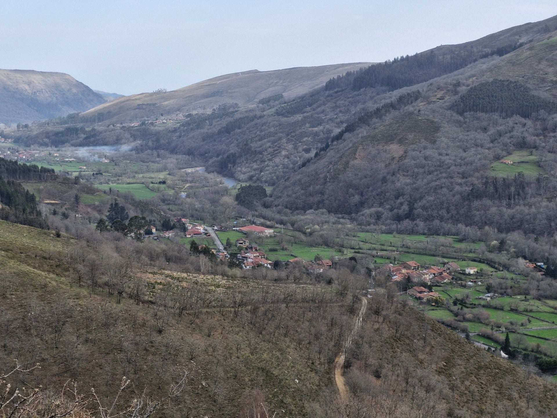 Las vistas de buena parte de Cabuérniga y de municipios cercanos son espectaculares.