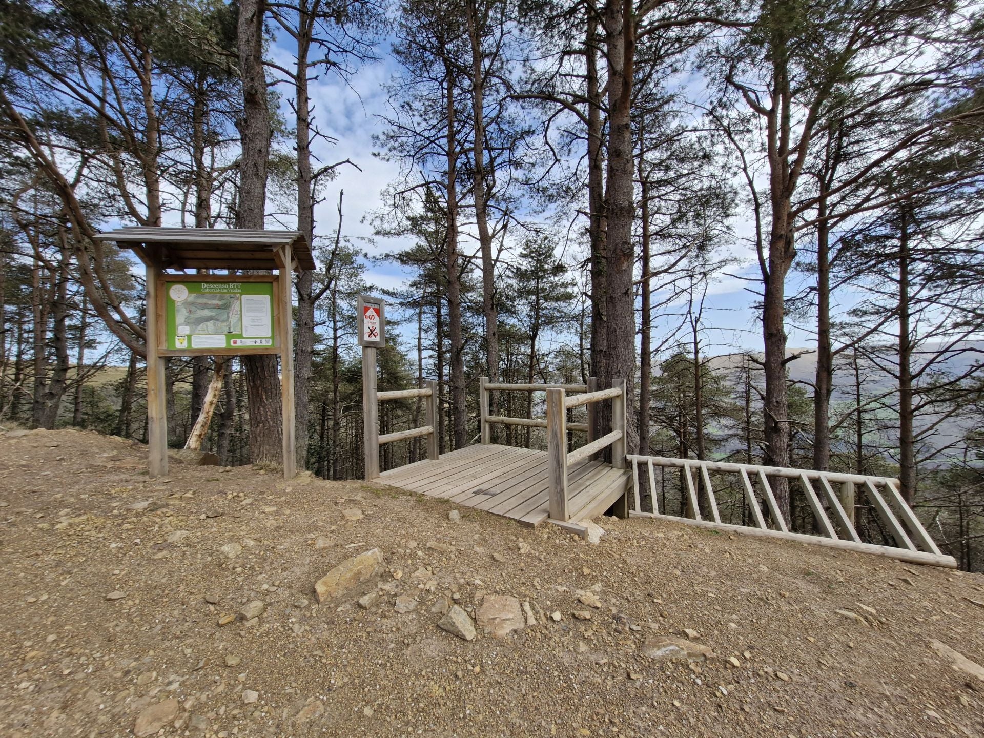 Camino de la cima del Negreo, una pista de descenso de BTT lleva a los más osados hacia Cabuérniga.