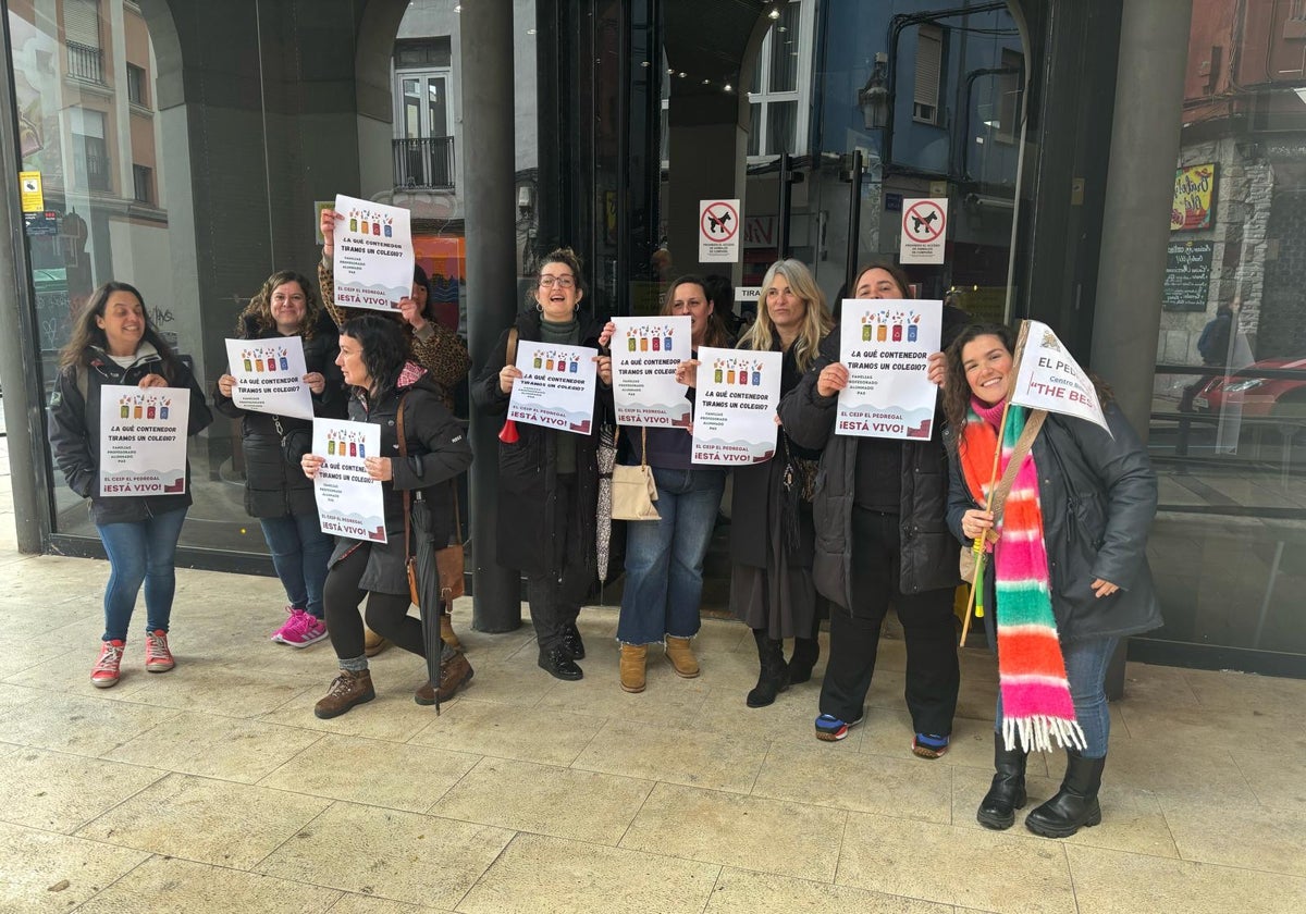 Madres del centro educativo frente a la Consejería de Educación este viernes.