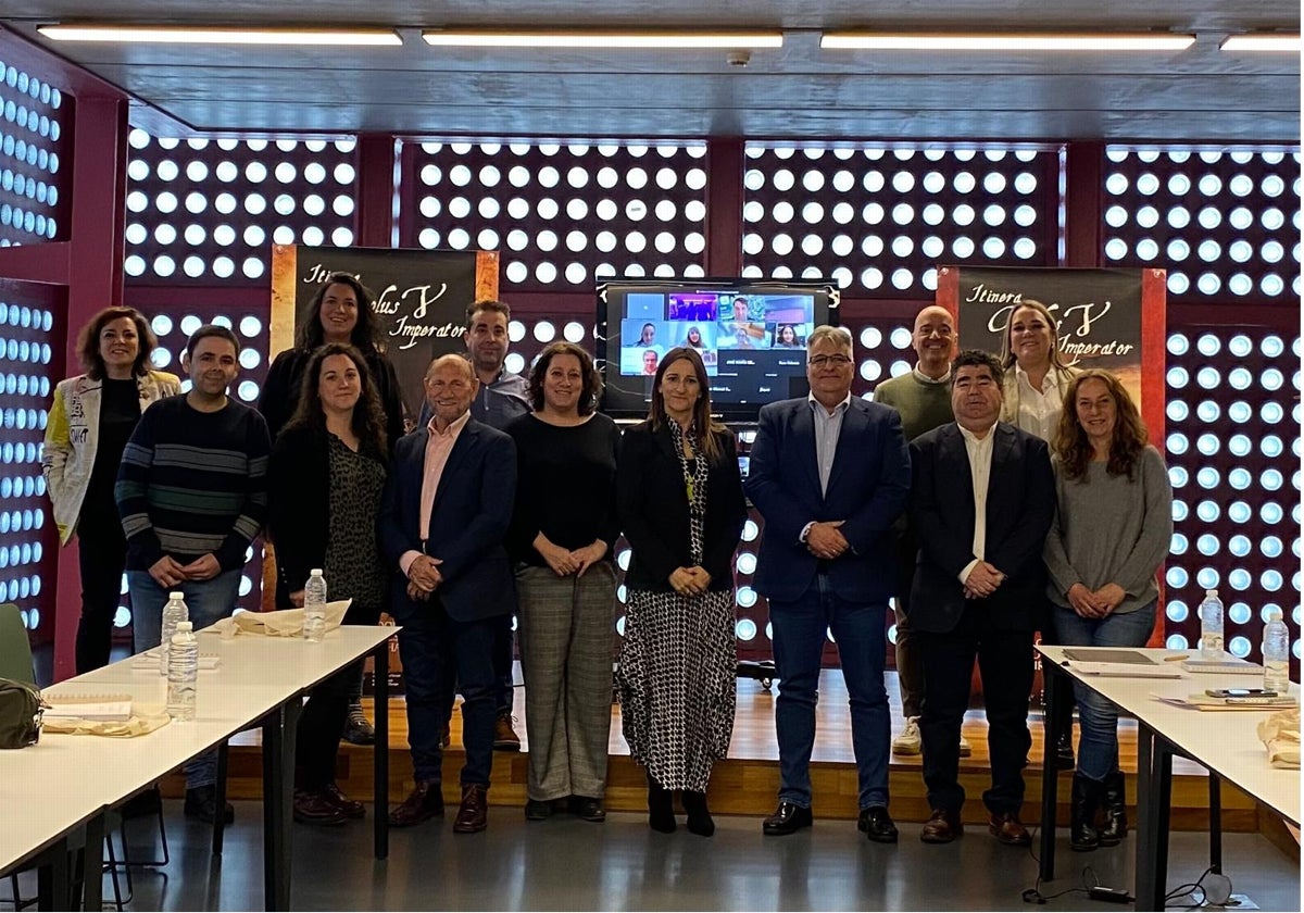 Algunos de los participantes en el encuentro celebrado en Logroño con la alcaldesa de San Vicente en el centro.