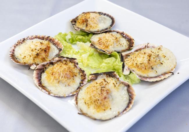 Zamburiñas gratinadas. También se proponen acevichadas y las clásicas, a la plancha con una vinagreta de ajo, aceite y perejil.