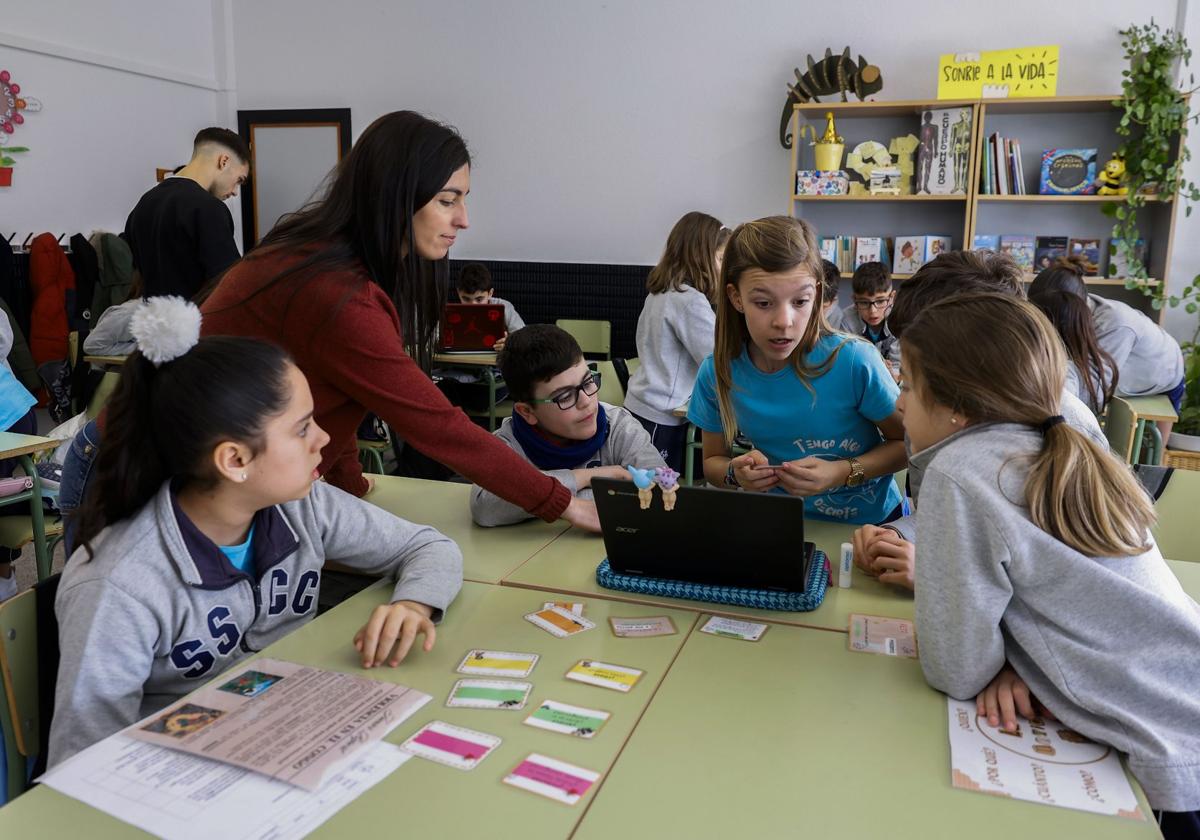 Estudiantes del Sagrados Corazones, con la profesora Rocío Delgado.