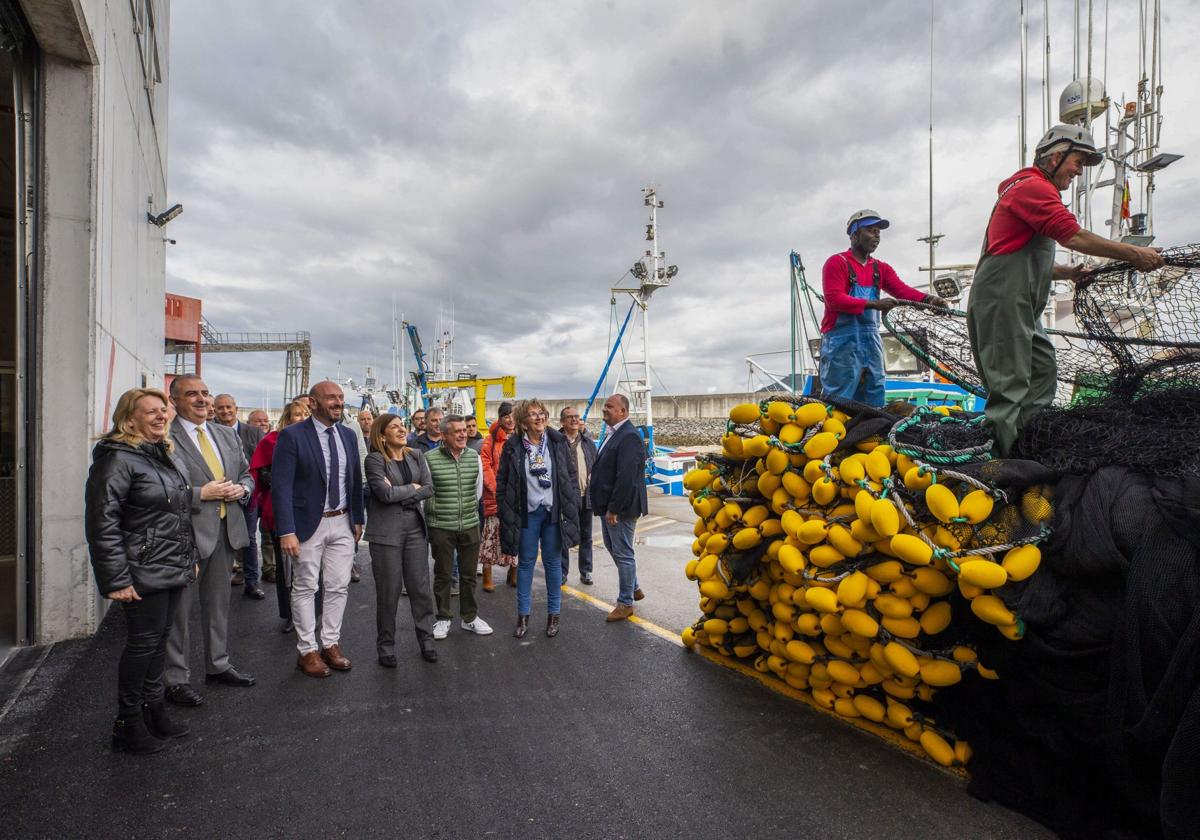 La presidenta regional (en el centro) junto al alcalde de Laredo y autoridades visitando el puerto.