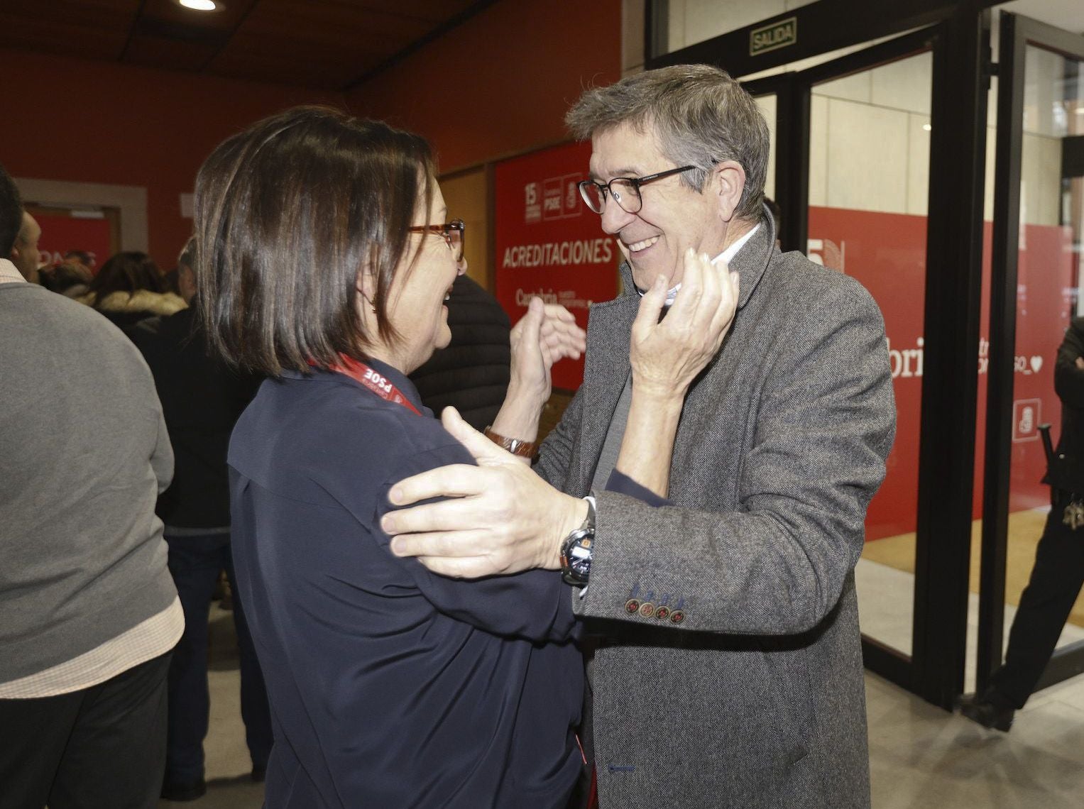 Patxi López saluda a Dolores Gorostiaga, exlíder del PSOE de Cantabria.