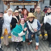 Los grupos de amigos disfrutaron de la jornada festiva en torno a sus carros en la plaza de Abastos.