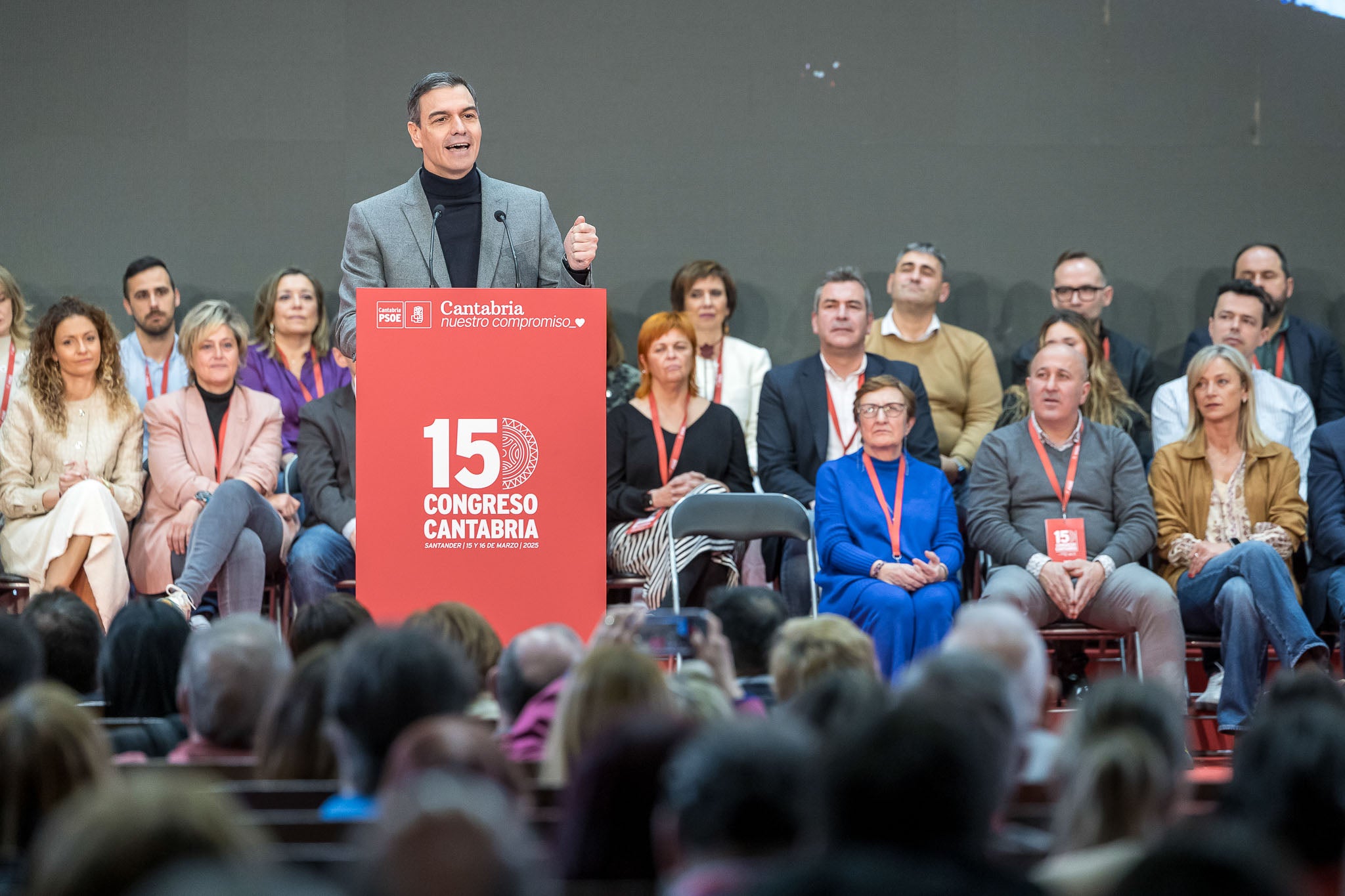 A la derecha de Sánchez, en primera fila, Luisa Real, Agutín Molleda y Susana Herrán.