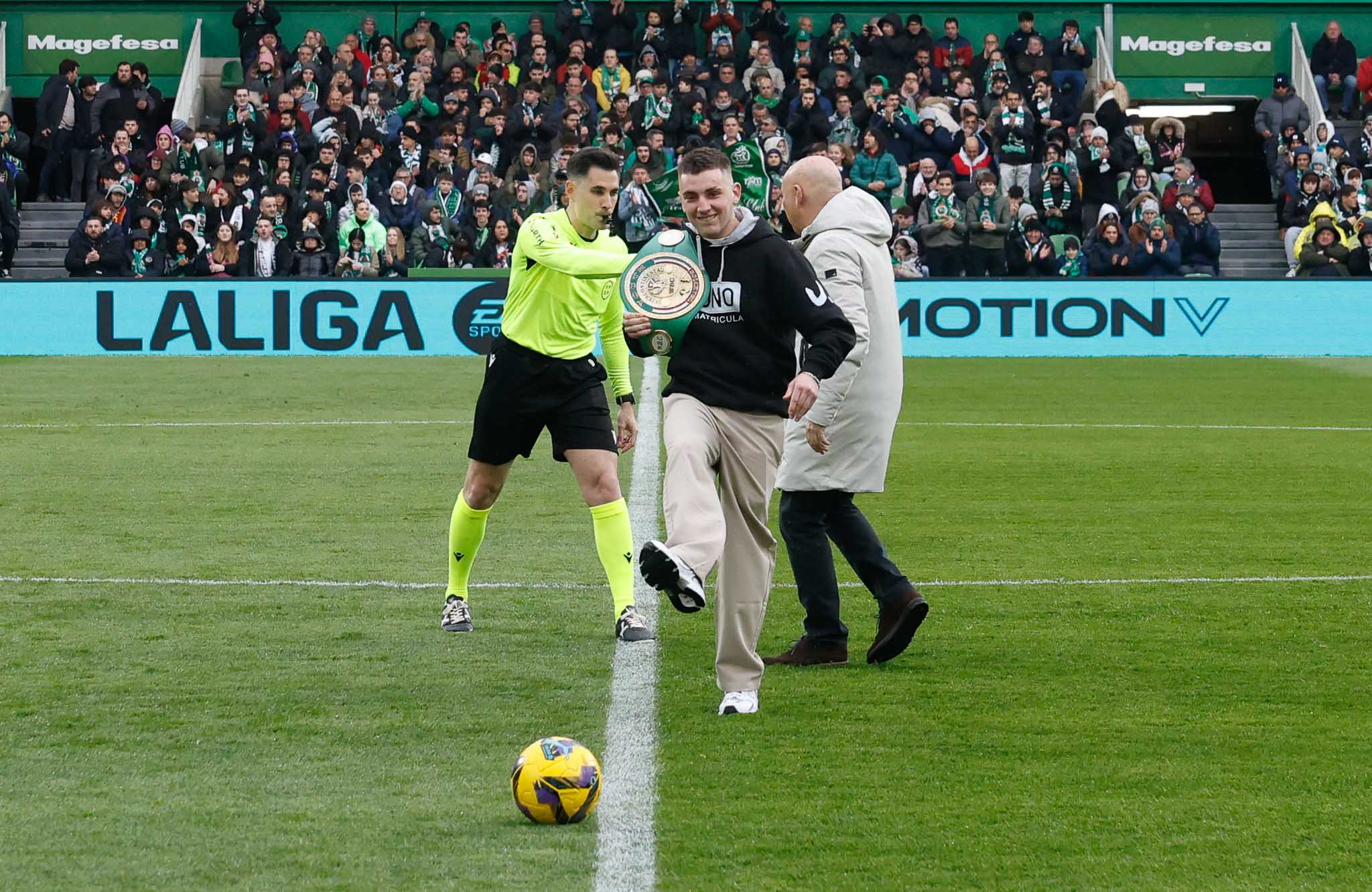 Bruno Macho hizo el saque de honor después de proclamarse campeón del Mundo Joven de peso Súper Gallo 