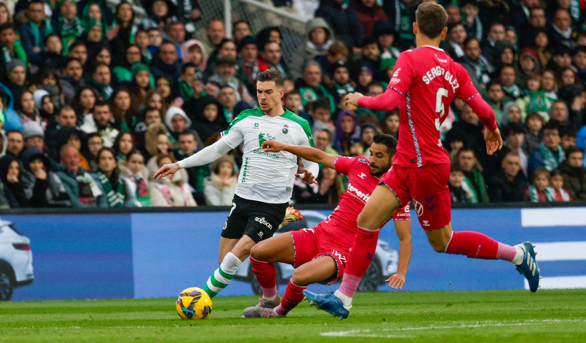 Michelin avanza con el balón mientras un jugador del Tenerife trata de arrebatárselo