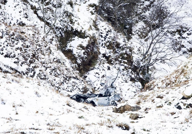 El coche, destrozado, al fondo del precipicio por el que se despeñó.