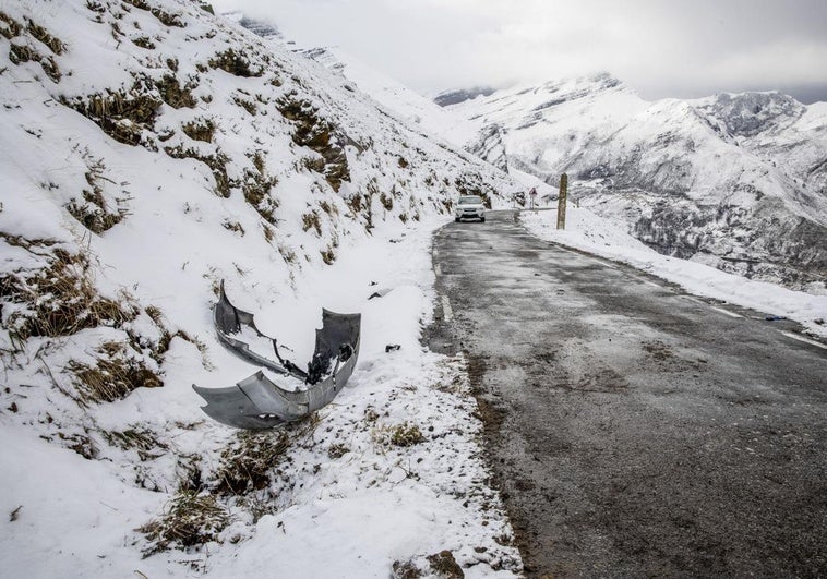 Una de las piezas perdidas por el vehículo, un Audi A3, mientras se precipitaba ladera abajo.