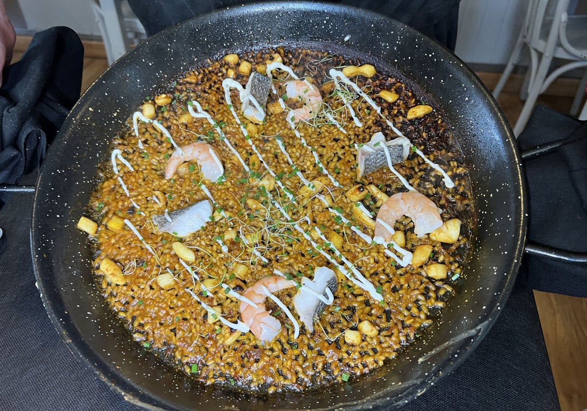 Arroz de pota, lubina y langostinos.