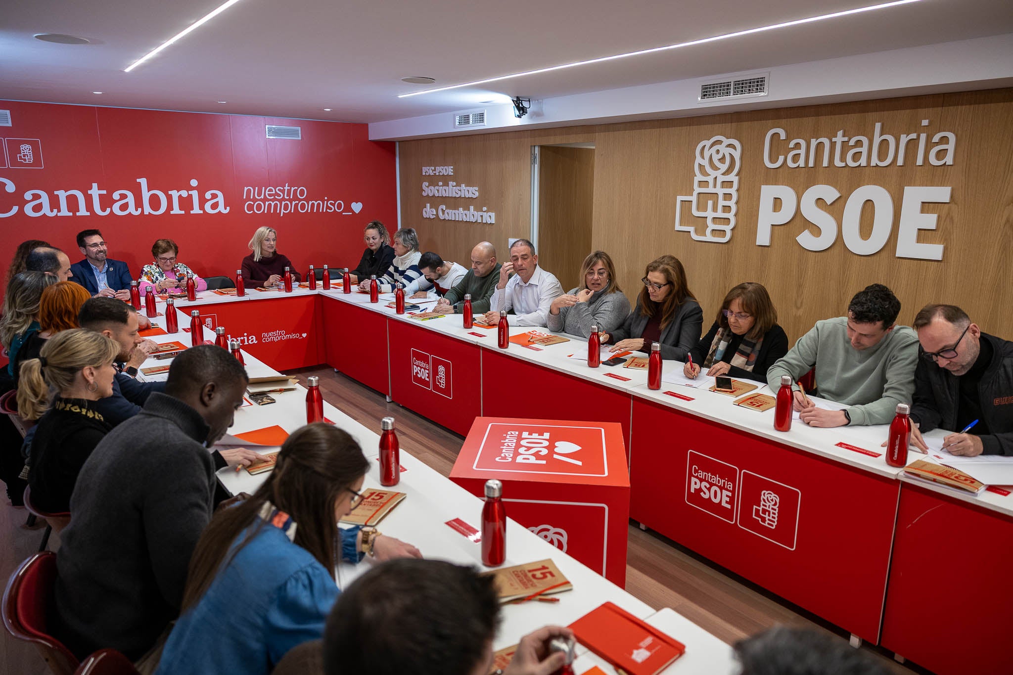 Ainoa Quiñones, Javier Incera, Luisa Real y Susana Herrán, en la parte noble de la Ejecutiva.