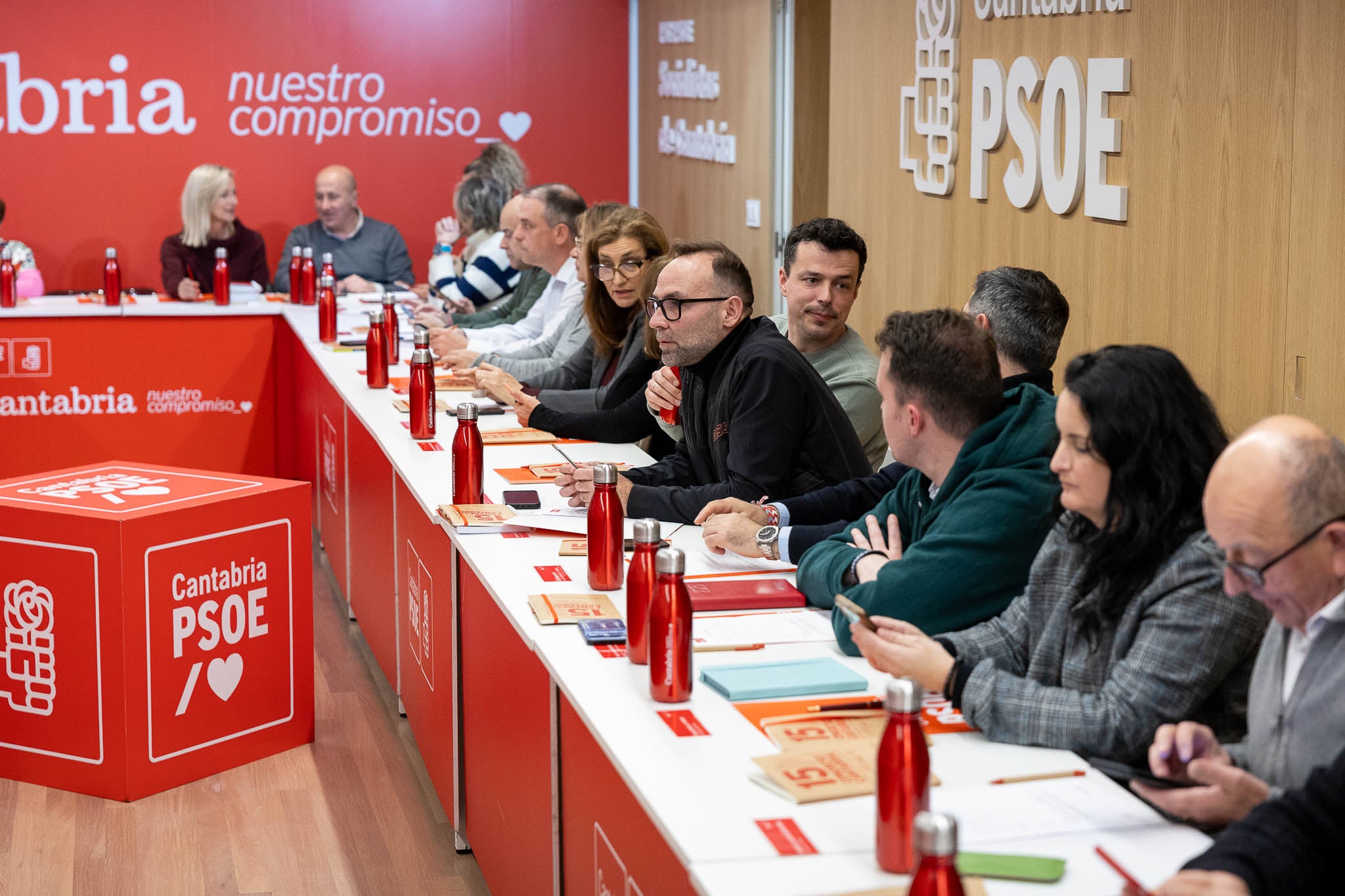 Charla antes del inicio de la reunión de la Ejecutiva, que cambia el apellido de Regional por Autonómica.