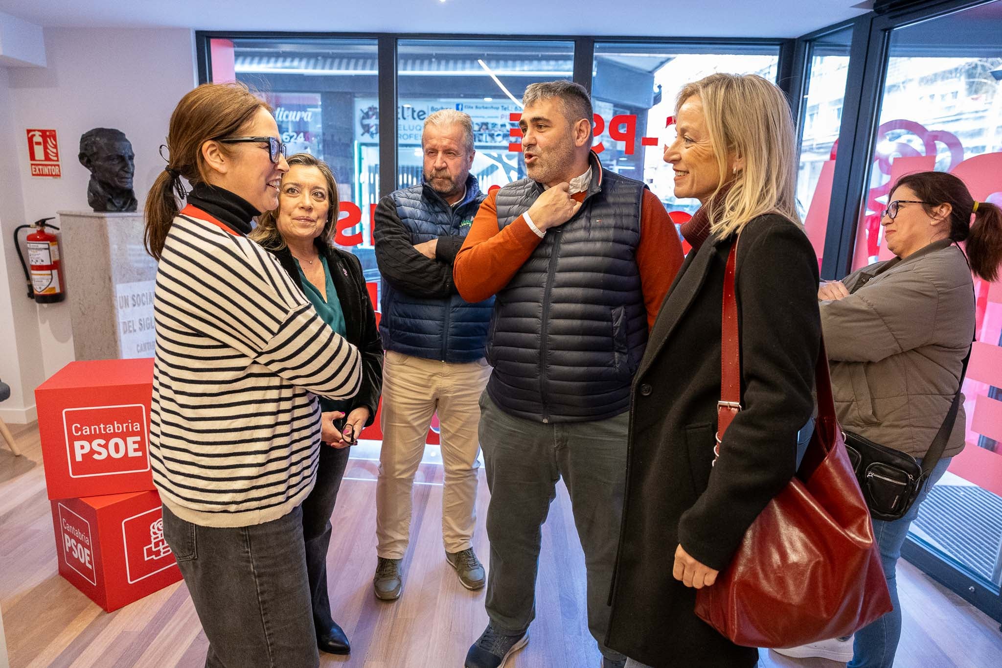 Andrea Ventisca, militante de Torrelavega, charla con los castreños Pablo Antuñano y Susana Herrán.