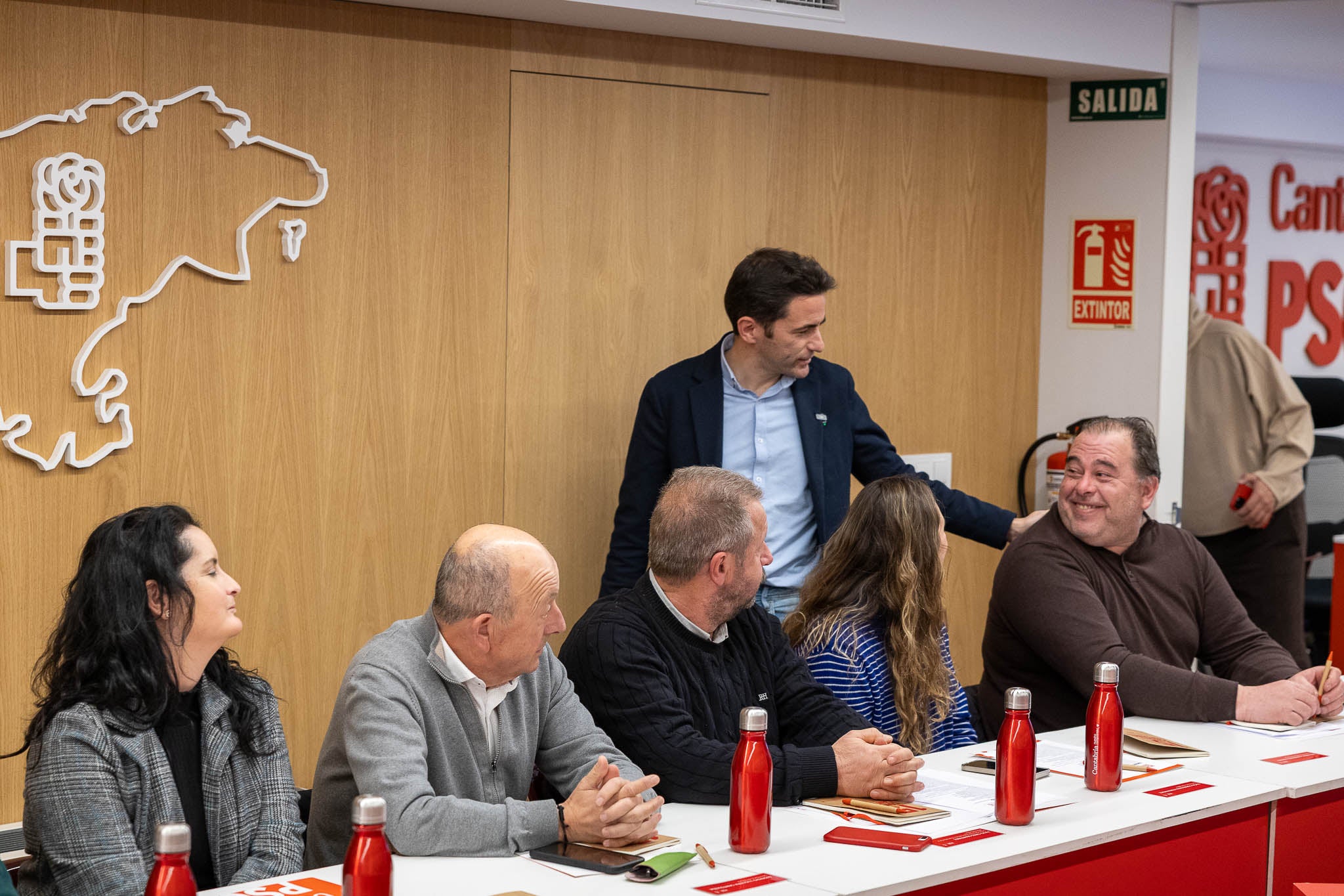 Casares saluda a Eduardo García. En la imagen, sentados, Olga Borbolla, Dionisio Luguera, Julio Cires y Lucía Corredera.