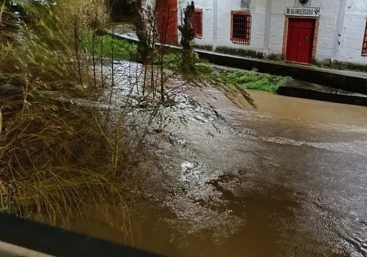 Crecida del río Asón a su paso por Ampuero.