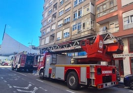 Dispositivo de los bomberos, este lunes, durante la intervención por el incendio ocurrido en la calle Pando.