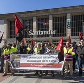 Los manifestantes frente a la Estación de Feve de Santander.