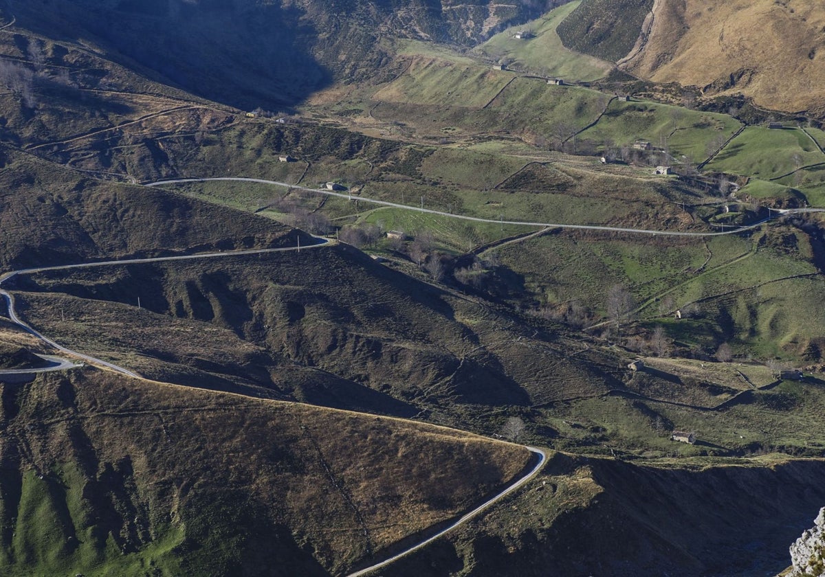 Las grandes curvas y pendientes destacan en la carretera del puerto de Lunada.