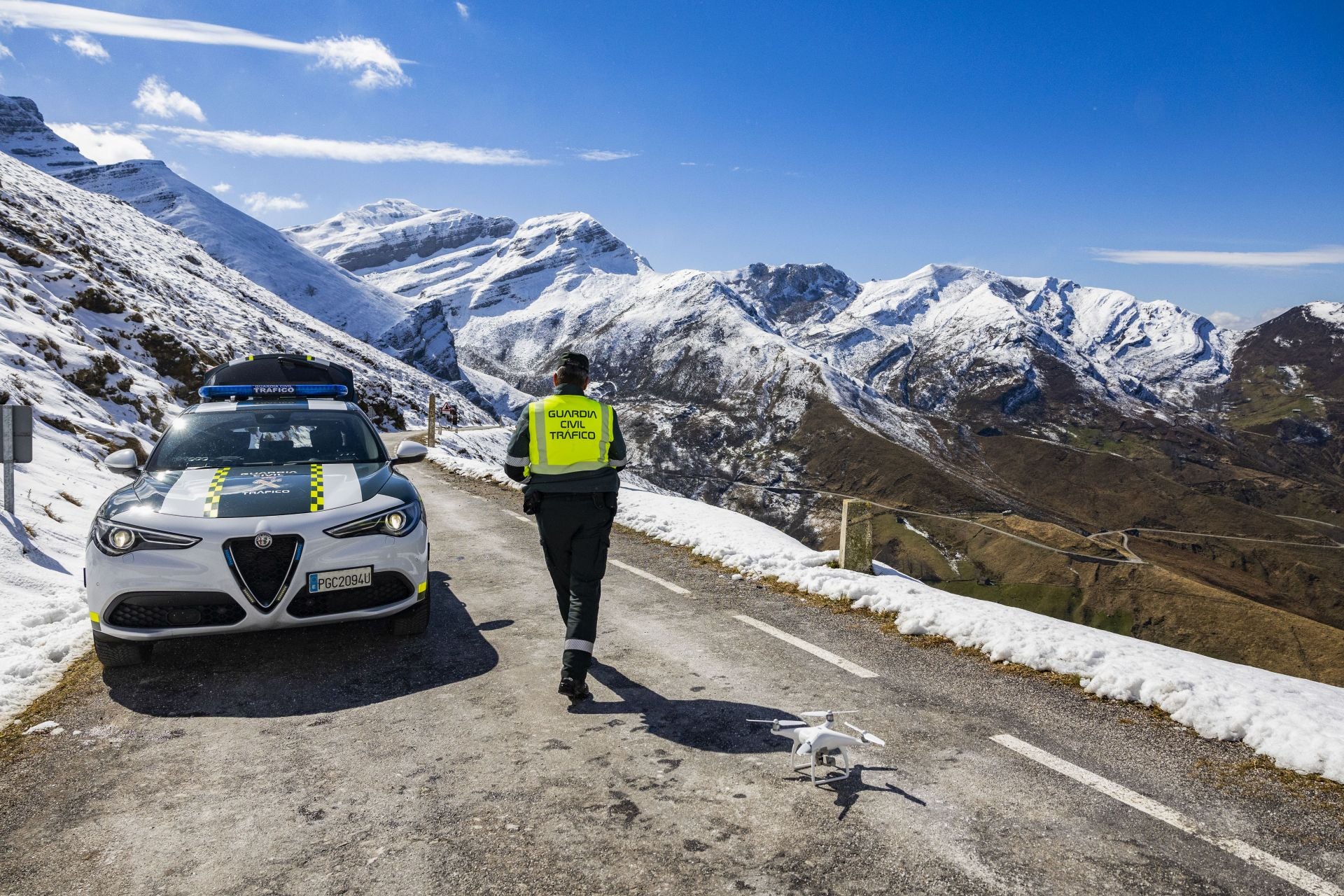 La Guardia Civil junto a uno de los drones utilizados para reconocer el terreno.