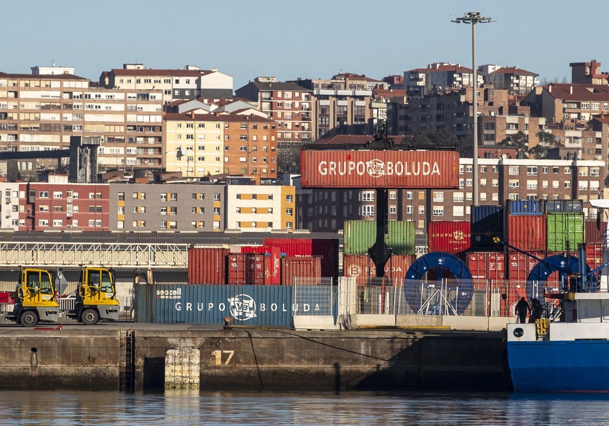 Transporte de contenedores en el Puerto de Santander.