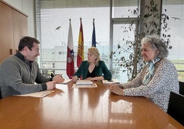 Imagen de la reunión entre el alcalde de Ramales, César García; y la consejera de Desarrollo Rural, María Jesús Susinos.