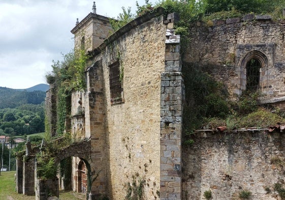 Portalada principal de la iglesia del Valle de Villaverde.