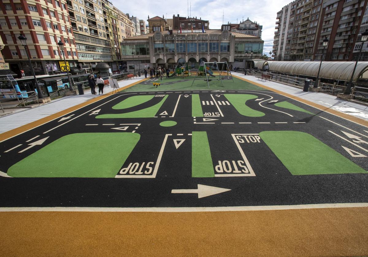 En primer plano, el nuevo circuito vial del parque infantil de las Estaciones de Santander.