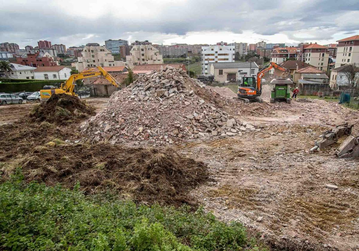 Estado de los trabajos para derribar una nave de 1.000 metros cuadrados en un solar de Monte.