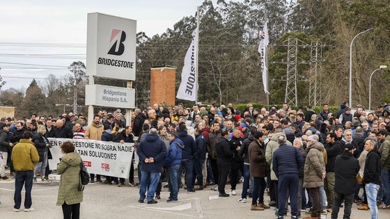 Los empleados en el acceso a la planta de Puente San Miguel de Bridgestone en la manifestación de este martes.