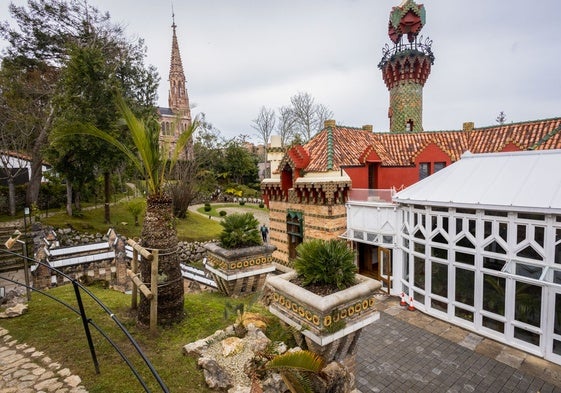 El Capricho de Gaudí desde el invernadero