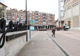 Vecinos caminan por la plaza Baldomero Iglesias, ayer, en Torrelavega.