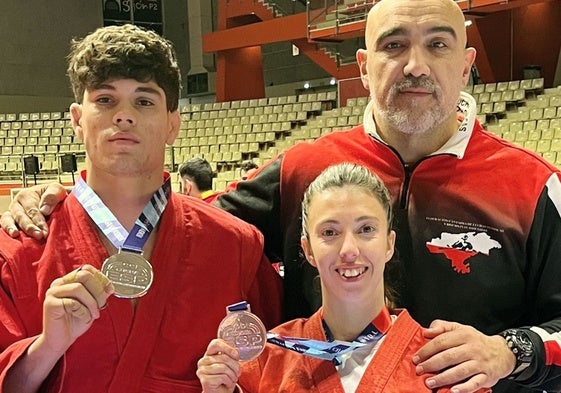 Aaron González y Natalia Herrero posan con sus medallas acompañados del presidente de la Federación Cántabra, Tomás Ramos.