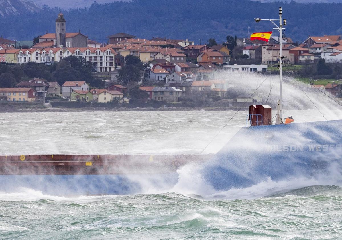 Un barco en la bahía en uno de los recientes días de viento sur.