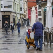 Un trabajador repartiendo por las calles de Torrelavega.