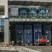 Operarios preparan la mercancía de un barco en el Puerto de Santander.