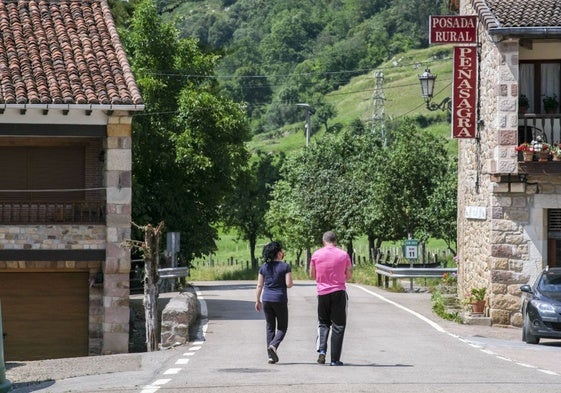Dos personas pasean por Quintanilla, en Lamasón, uno de los municipios en riesgo grave.