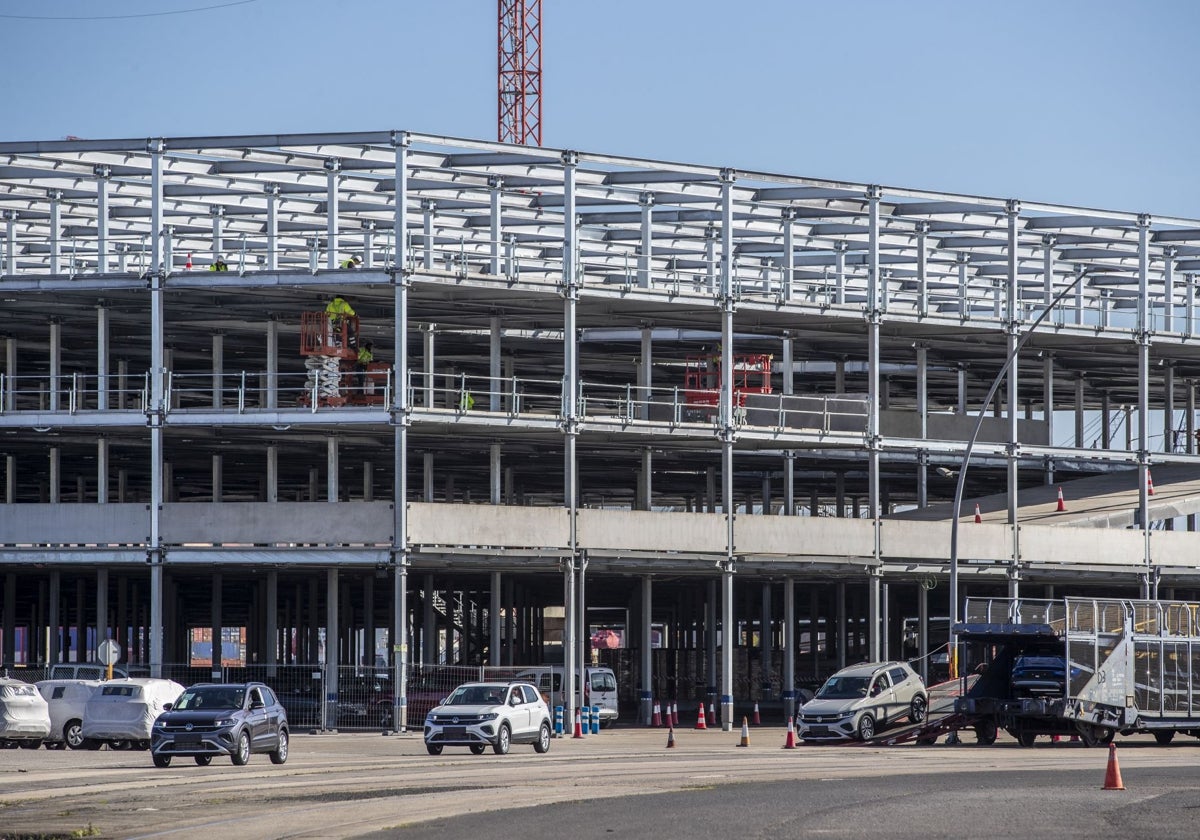 La estructura de las nuevas plantas del silo de automóviles ya es visible en el puerto santanderino.