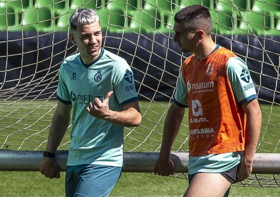 Arana, a la izquierda, y Karrikaburu, ayer en El Sardinero.